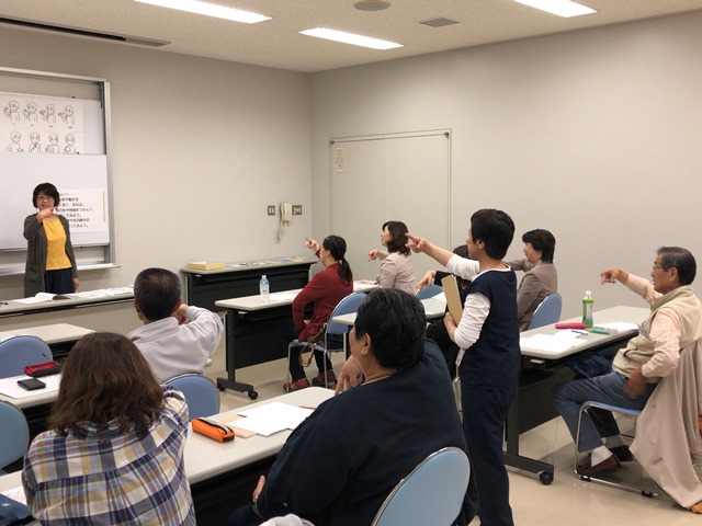 手話講習会 指文字に苦戦 あいさつと自己紹介で会話練習 幕別町百年記念ホール